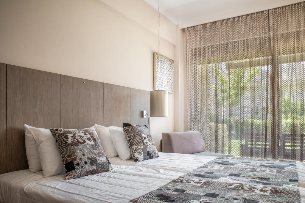 Postel nebo postele na pokoji v ubytování Royalty Suites Seaside