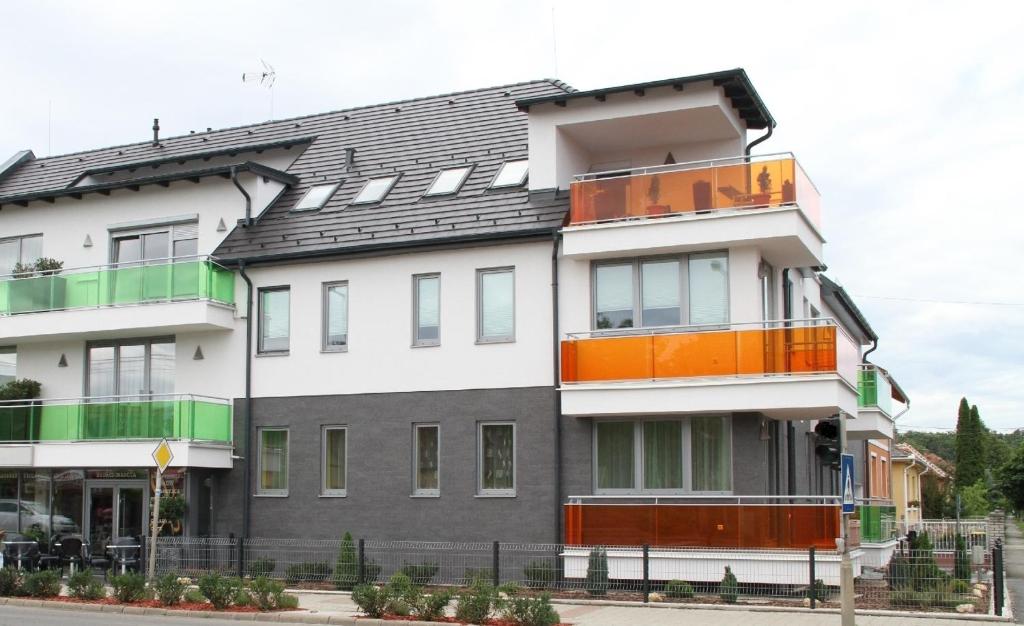 un edificio de apartamentos con techo negro en Lábas-Ház Apartman, en Sárvár