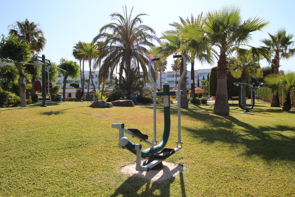 A garden outside Top Floor Apartment - Amazing Sea View