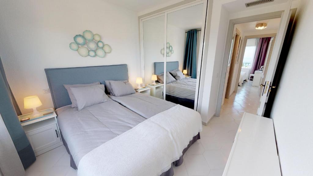 A bed or beds in a room at Top Floor Apartment - Amazing Sea View