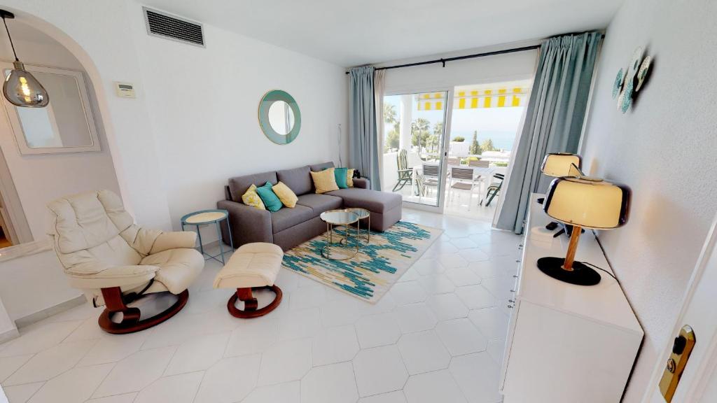 A seating area at Top Floor Apartment - Amazing Sea View