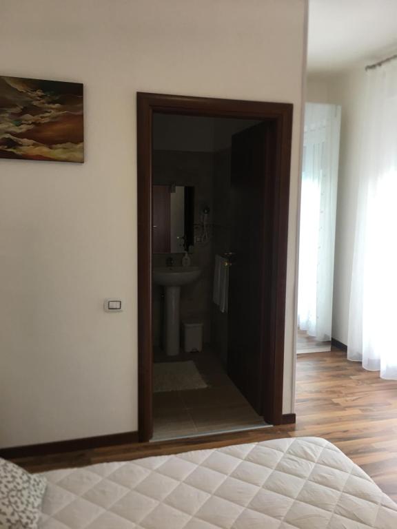 Postel nebo postele na pokoji v ubytování Albergo al lago