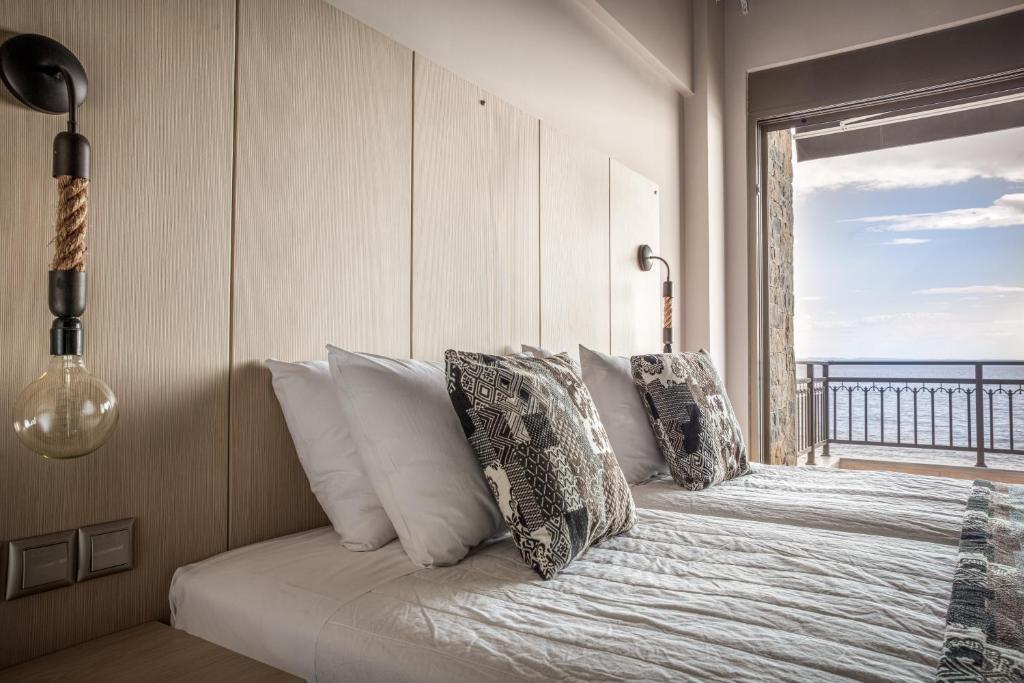 Postel nebo postele na pokoji v ubytování Royalty Suites Seaside