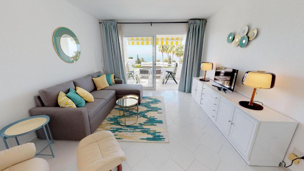 A seating area at Top Floor Apartment - Amazing Sea View