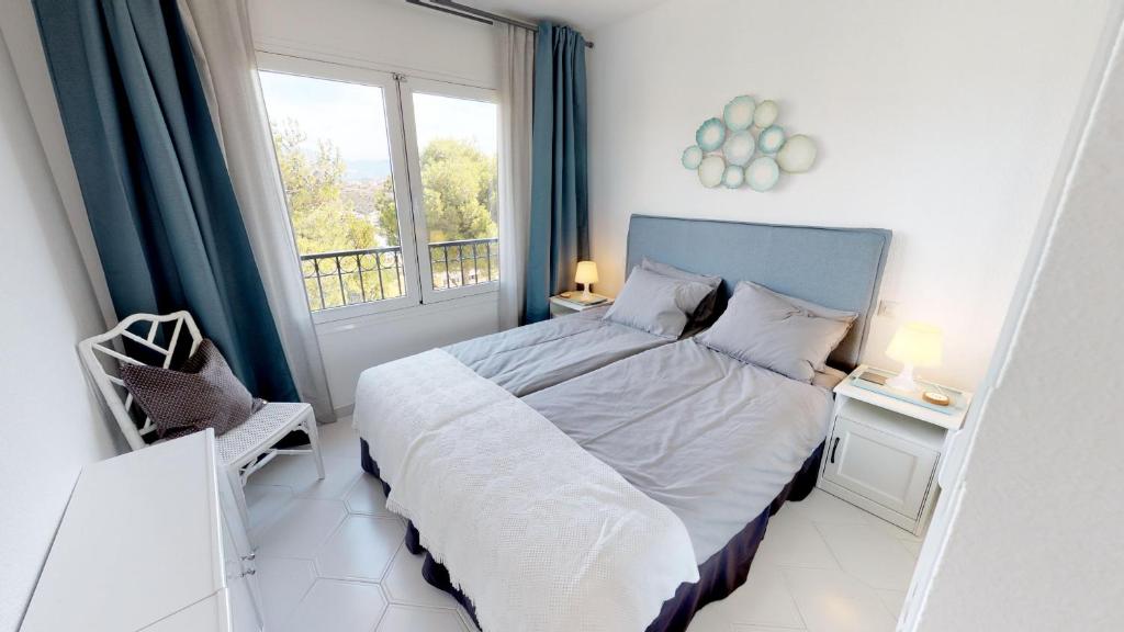 A bed or beds in a room at Top Floor Apartment - Amazing Sea View