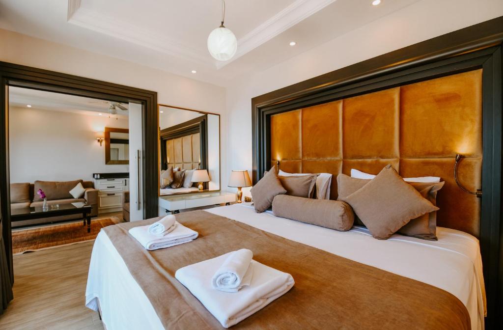 Кровать или кровати в номере The Mediteran Hotel