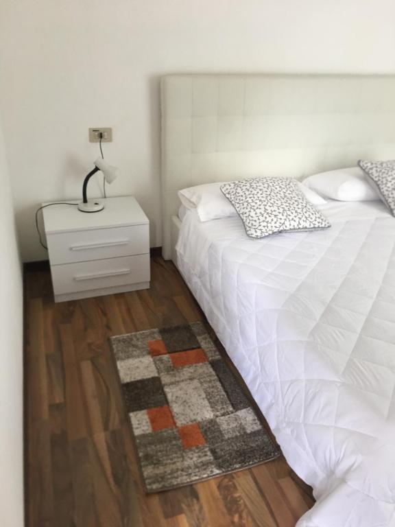 Postel nebo postele na pokoji v ubytování Albergo al lago