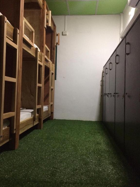 Palanda nebo palandy na pokoji v ubytování Coco Hostels - Arugambay