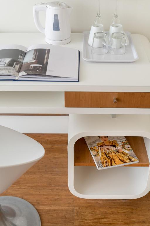 Příslušenství pro přípravu čaje a kávy v ubytování T-Suite Hotel