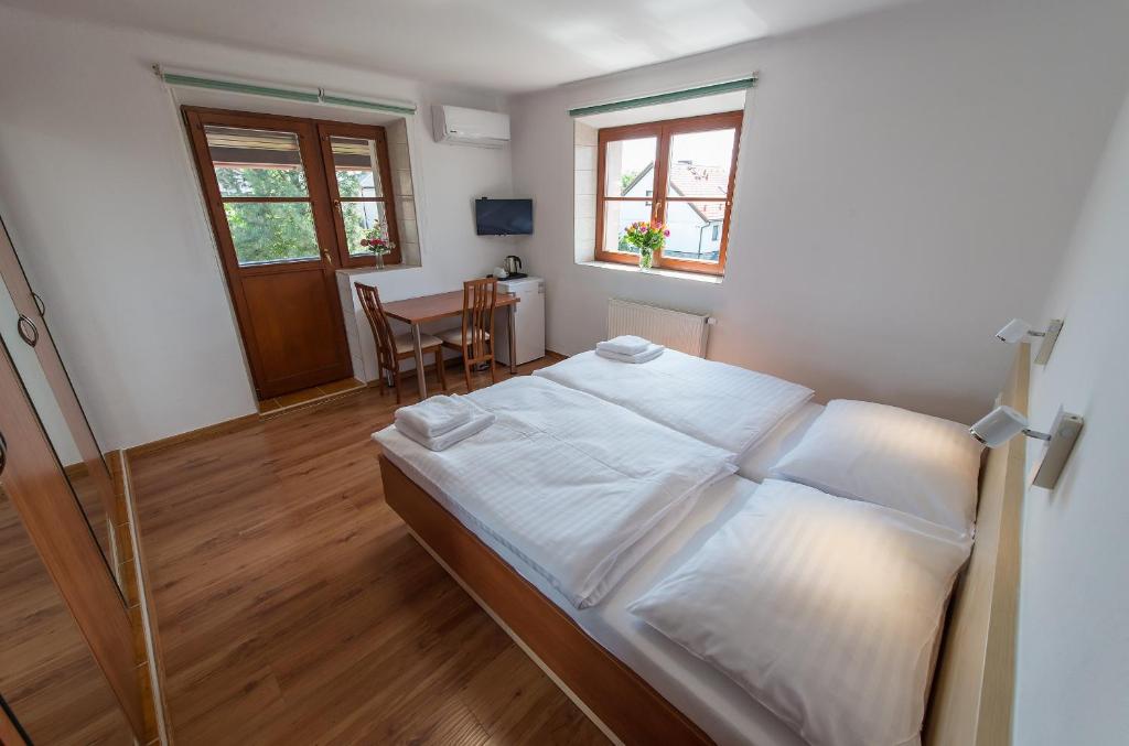 Postel nebo postele na pokoji v ubytování Penzion Leknín