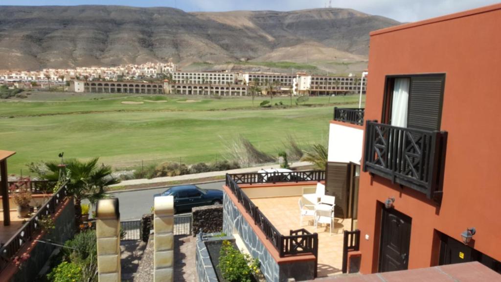 uma vista para o campo de golfe a partir da varanda de um edifício em Casa "Villa Jandia II" em Pájara