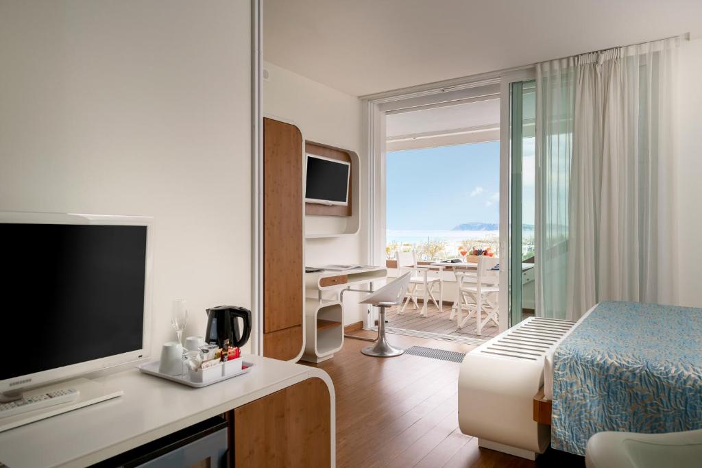 TV a/nebo společenská místnost v ubytování T-Suite Hotel