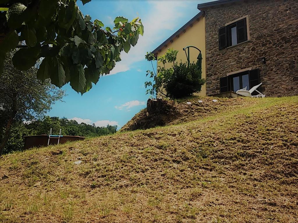 TresanaにあるCa Giacomoの白い椅子を置いた丘の上の家