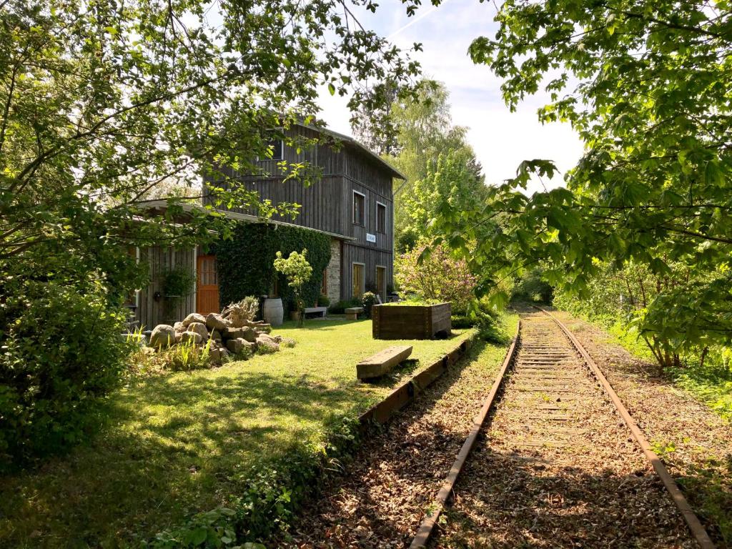 Ferienwohnung im historischen Bahnhof في Kletkamp: مبنى امامه سكة قطار