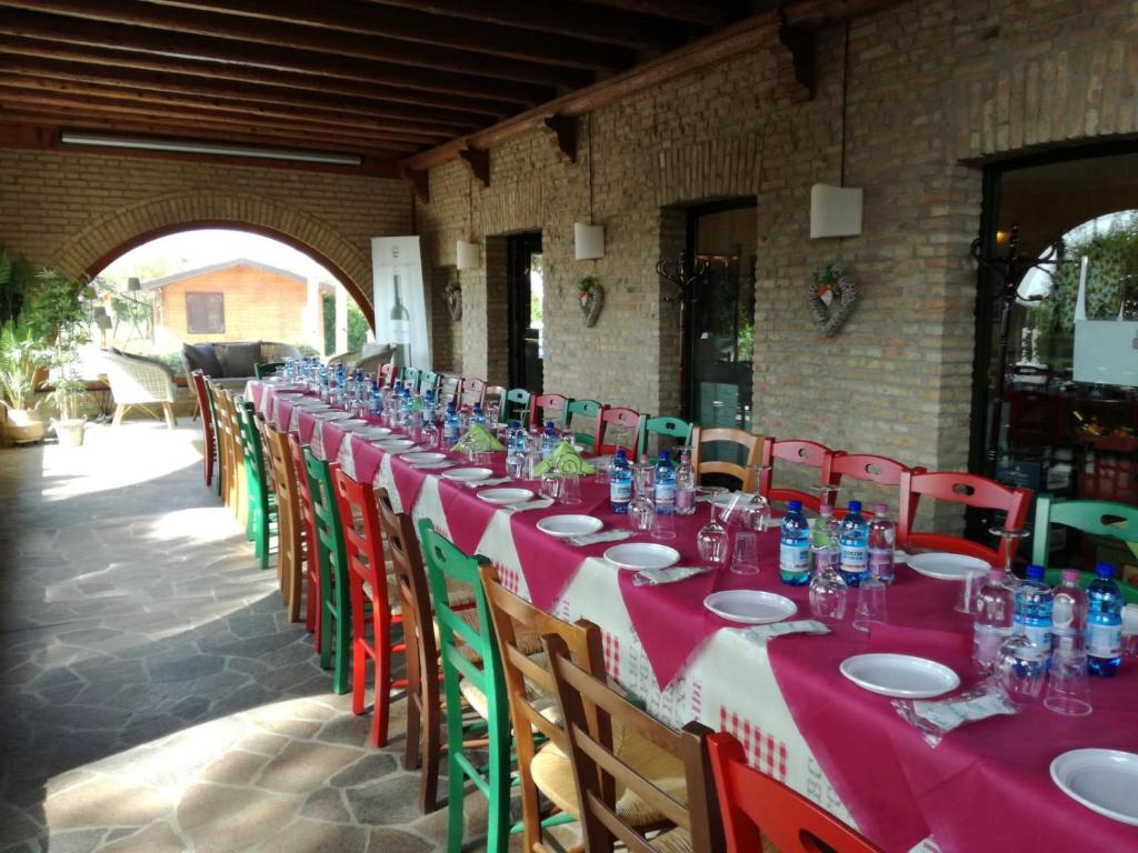 Reštaurácia alebo iné gastronomické zariadenie v ubytovaní Agriturismo Isola Augusta