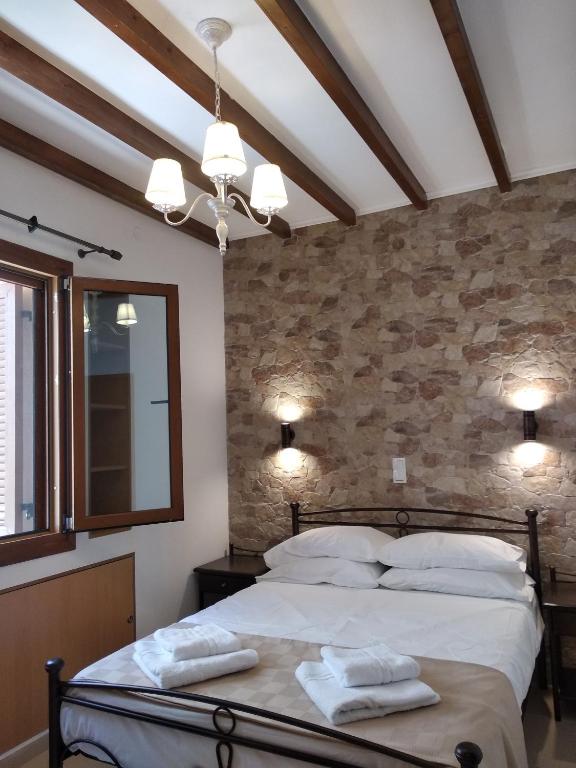 a bedroom with a bed with two towels on it at Casa del centro in Kardámyla