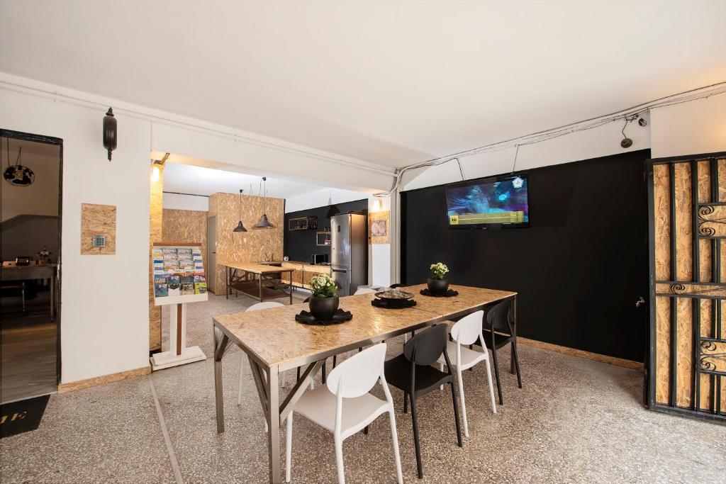 TV a/nebo společenská místnost v ubytování Piraeus Premium Suites