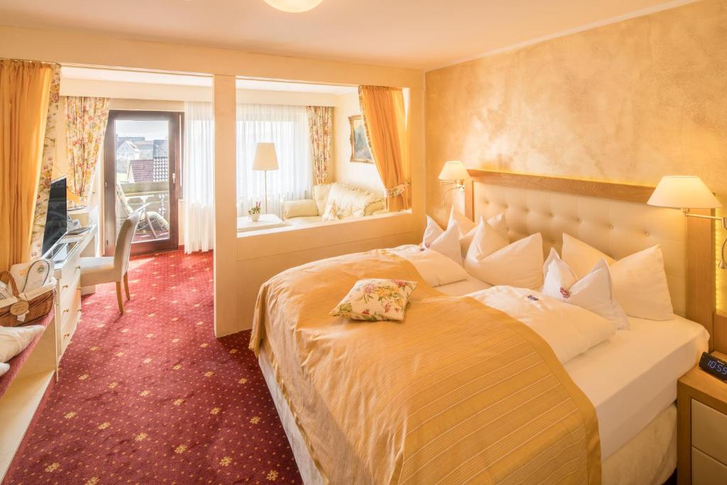 Postel nebo postele na pokoji v ubytování Hotel Krone Igelsberg