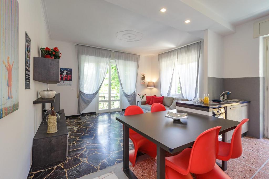 een woonkamer met een tafel en rode stoelen bij Casa Celine in Chiavari