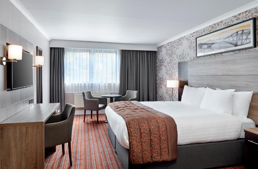 愛丁堡的住宿－Leonardo Edinburgh Murrayfield，配有一张床和一张书桌的酒店客房