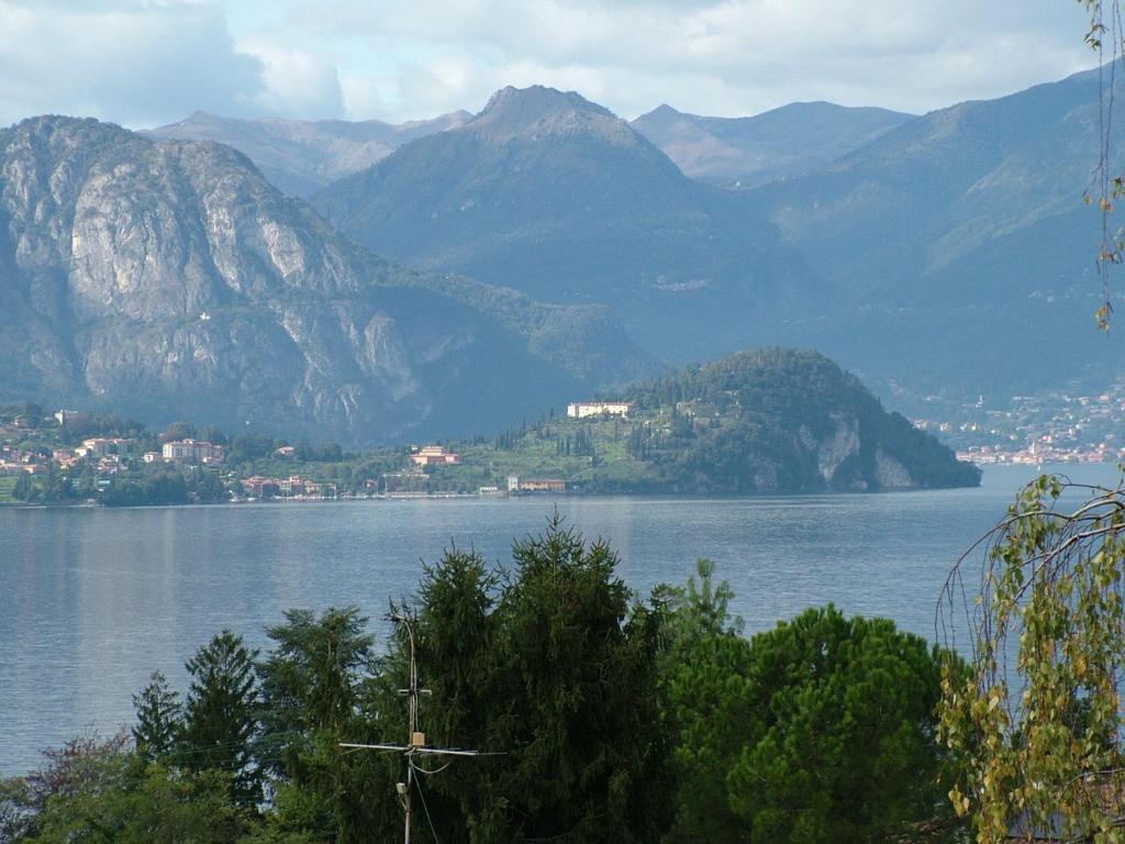 Blick auf einen großen Wasserkörper mit Bergen in der Unterkunft B&B Sibi in Lierna