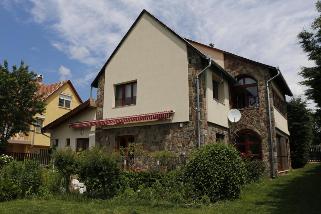 Flower Home - Housity
