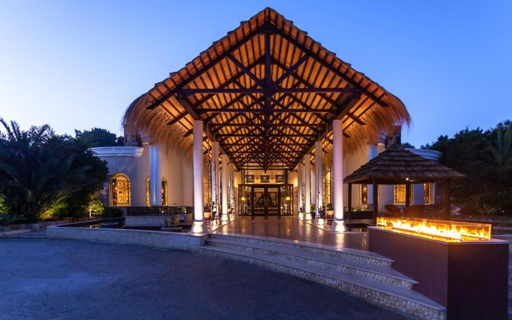 un grand bâtiment avec une grande structure en bois dans l'établissement Africa Jade Thalasso, à Korba