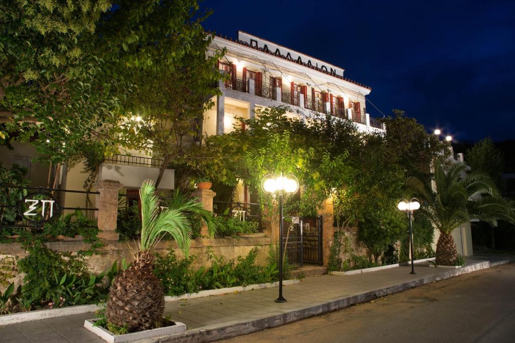 Κήπος έξω από το Ξενοδοχείο 'ΠΑΛΛΑΔΙΟΝ' Hotel 'PALLADION'