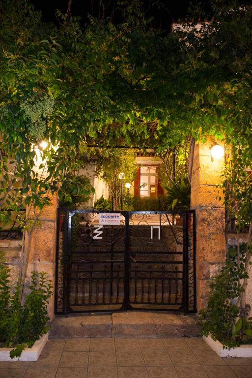 Κήπος έξω από το Ξενοδοχείο 'ΠΑΛΛΑΔΙΟΝ' Hotel 'PALLADION'