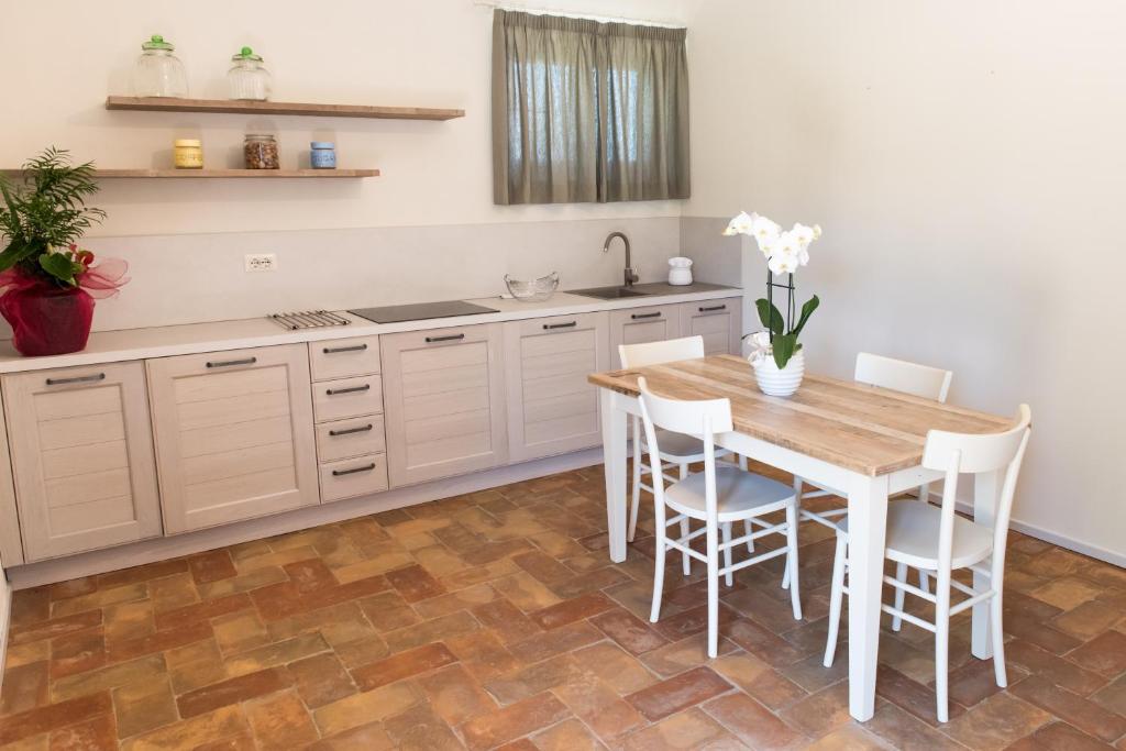 Kuchyň nebo kuchyňský kout v ubytování Agriturismo Poderedodici