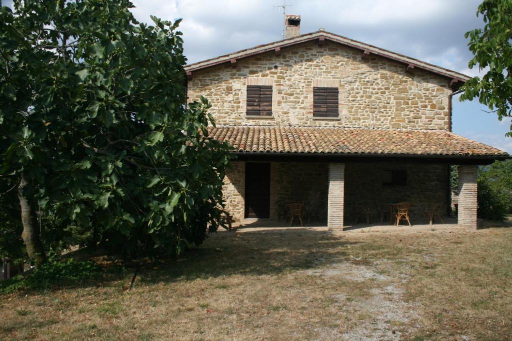 una vista externa de la casa en Agriturismo Colle del Sole, en San Martino in Colle