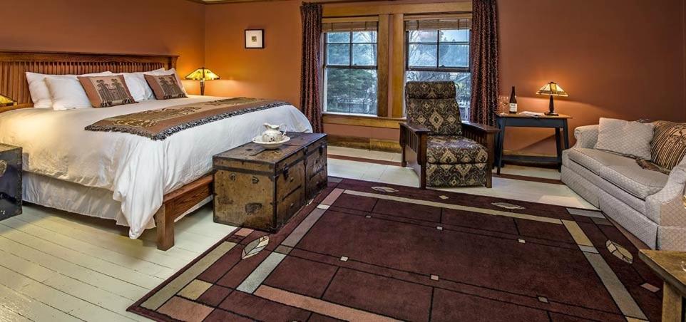 McCloud Hotel - Sala Familiar Con Vista Al Jardín