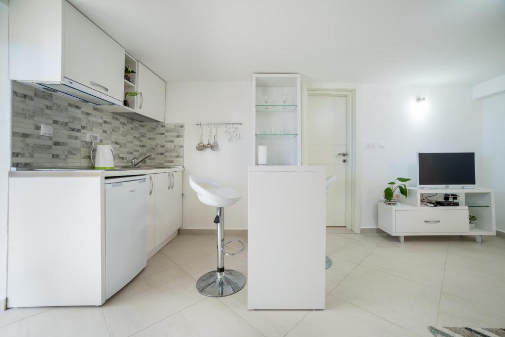 Kuchyň nebo kuchyňský kout v ubytování Apartments Teodo