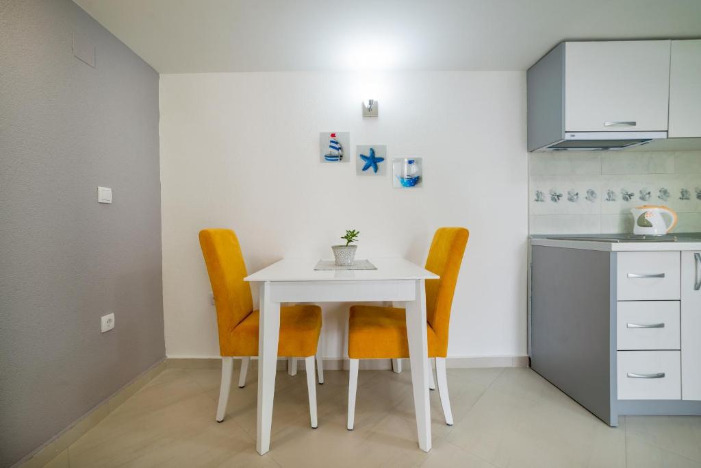 Kuchyň nebo kuchyňský kout v ubytování Apartments Teodo