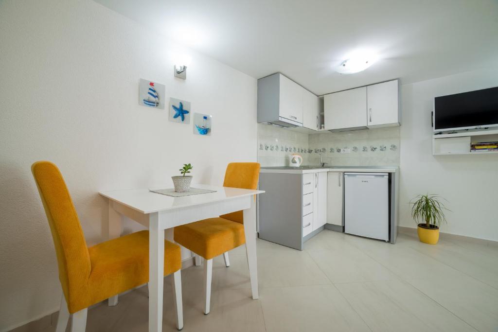 Kuchyň nebo kuchyňský kout v ubytování Apartments Teodo