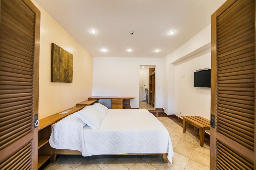 Cama ou camas em um quarto em Pousada Passeio Brig Maresias