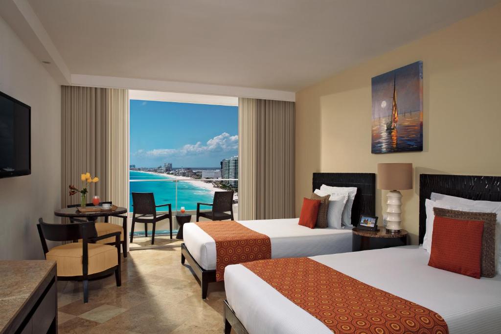 Postel nebo postele na pokoji v ubytování Krystal Grand Cancun All Inclusive