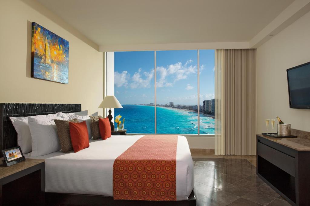Postel nebo postele na pokoji v ubytování Krystal Grand Cancun All Inclusive