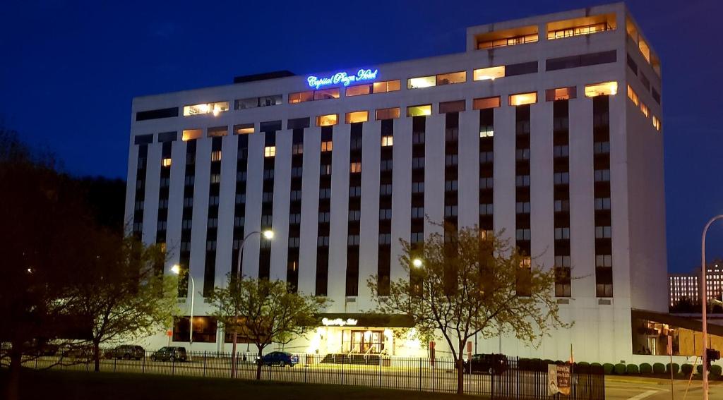 un edificio con una señal encendida encima en Capital Plaza Hotel, en Frankfort