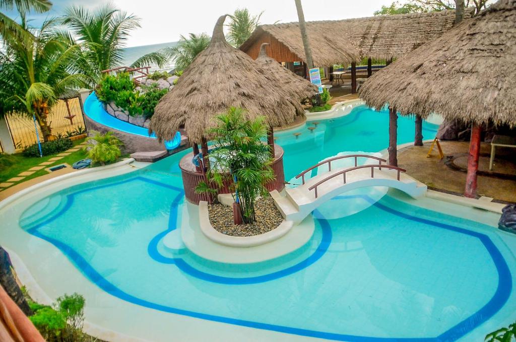 Majoituspaikan Camaya-an Paradise Beach Resort uima-allas tai lähistöllä sijaitseva uima-allas