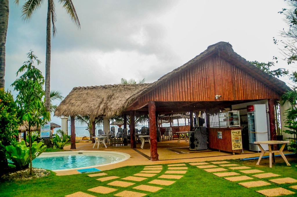 Bazén v ubytování Camaya-an Paradise Beach Resort nebo v jeho okolí