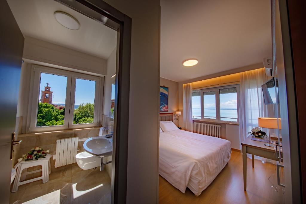 Postel nebo postele na pokoji v ubytování Hotel Lidò