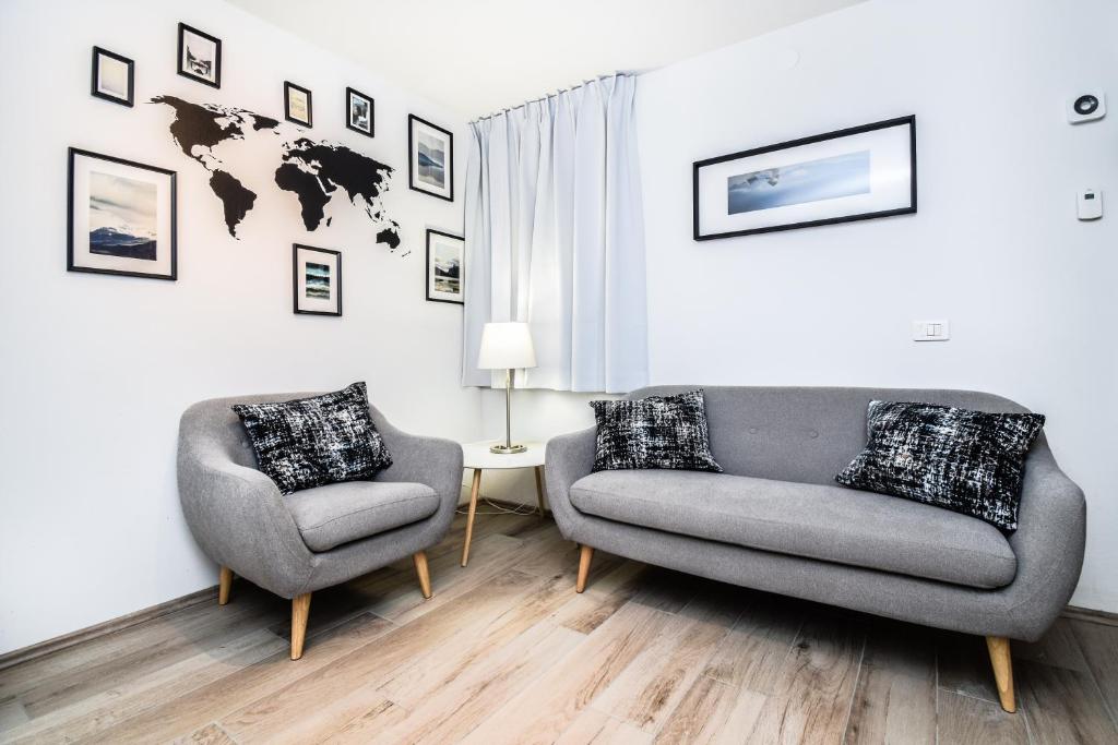 sala de estar con sofá y 2 sillas en GreenKey Apartment S48, en Reikiavik