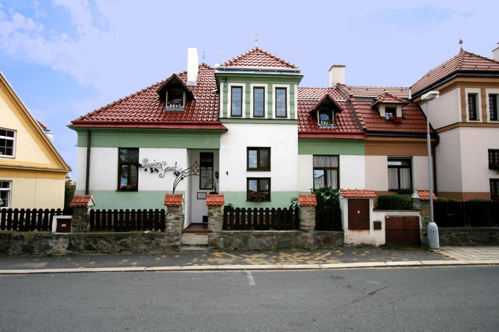 ein großes weißes Haus mit rotem Dach in der Unterkunft Pension Grant Lux Znojmo in Znojmo
