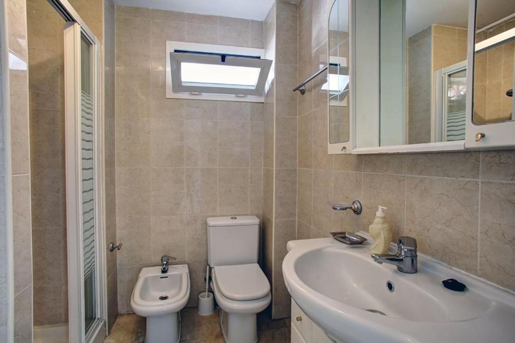 Kúpeľňa v ubytovaní Lovely beachfront apartment Puerto Banus Marbella