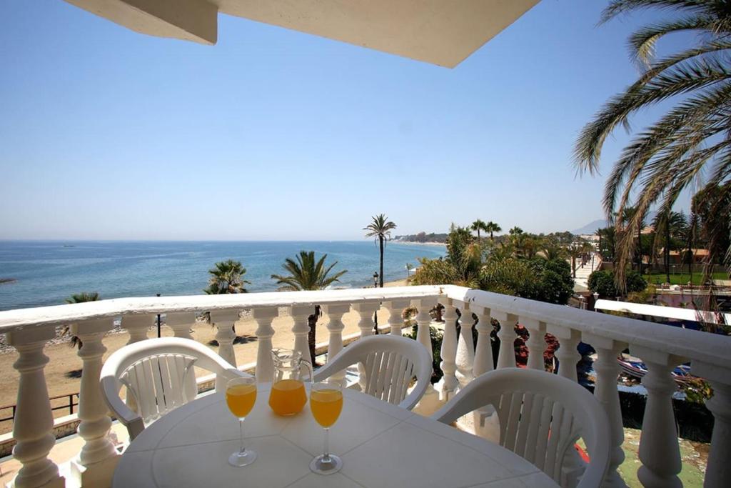 Balkón alebo terasa v ubytovaní Lovely beachfront apartment Puerto Banus Marbella