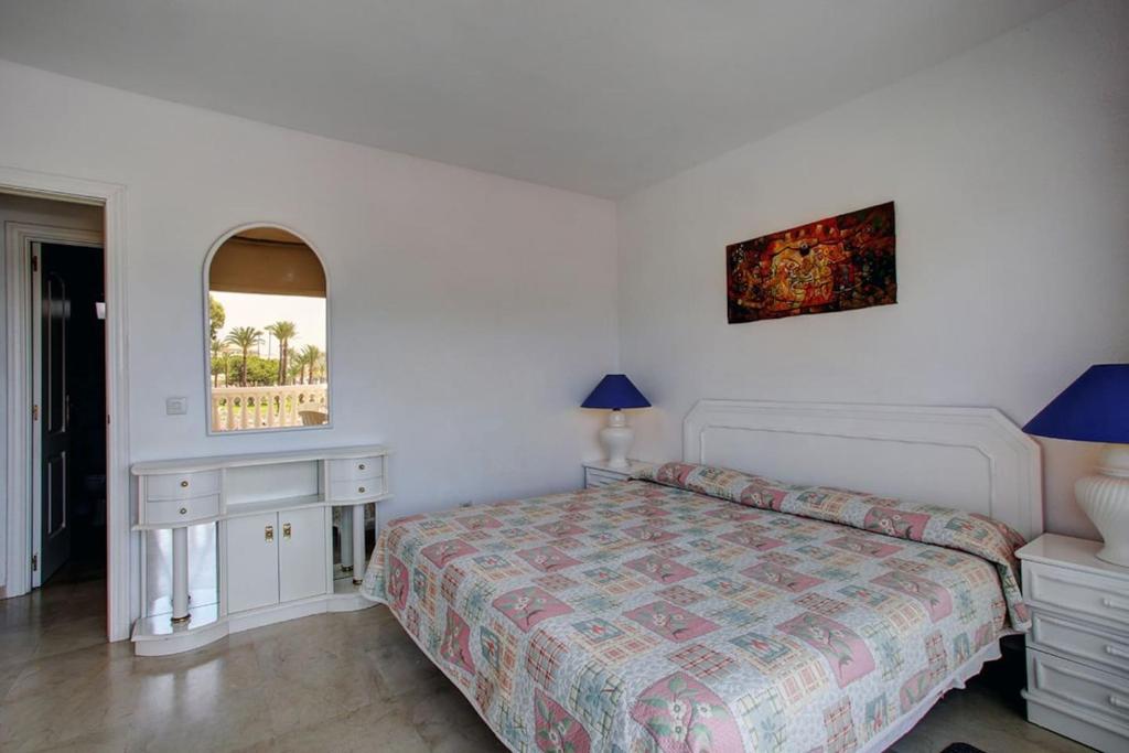 Posteľ alebo postele v izbe v ubytovaní Lovely beachfront apartment Puerto Banus Marbella