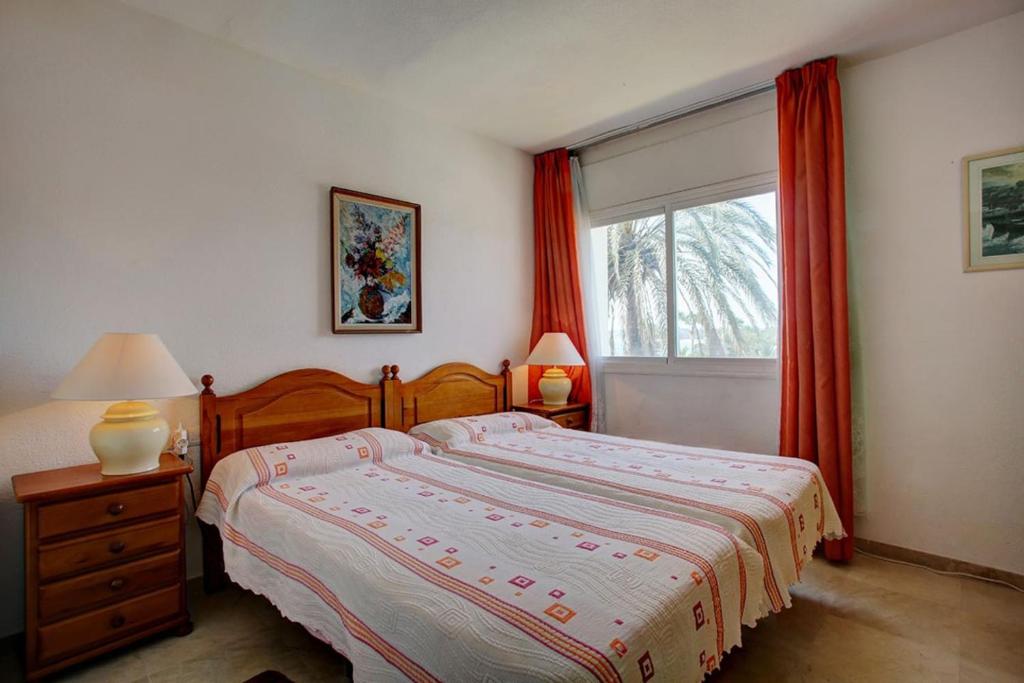 Posteľ alebo postele v izbe v ubytovaní Lovely beachfront apartment Puerto Banus Marbella