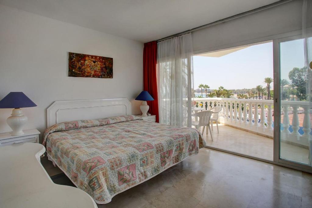 Posteľ alebo postele v izbe v ubytovaní Lovely beachfront apartment Puerto Banus Marbella