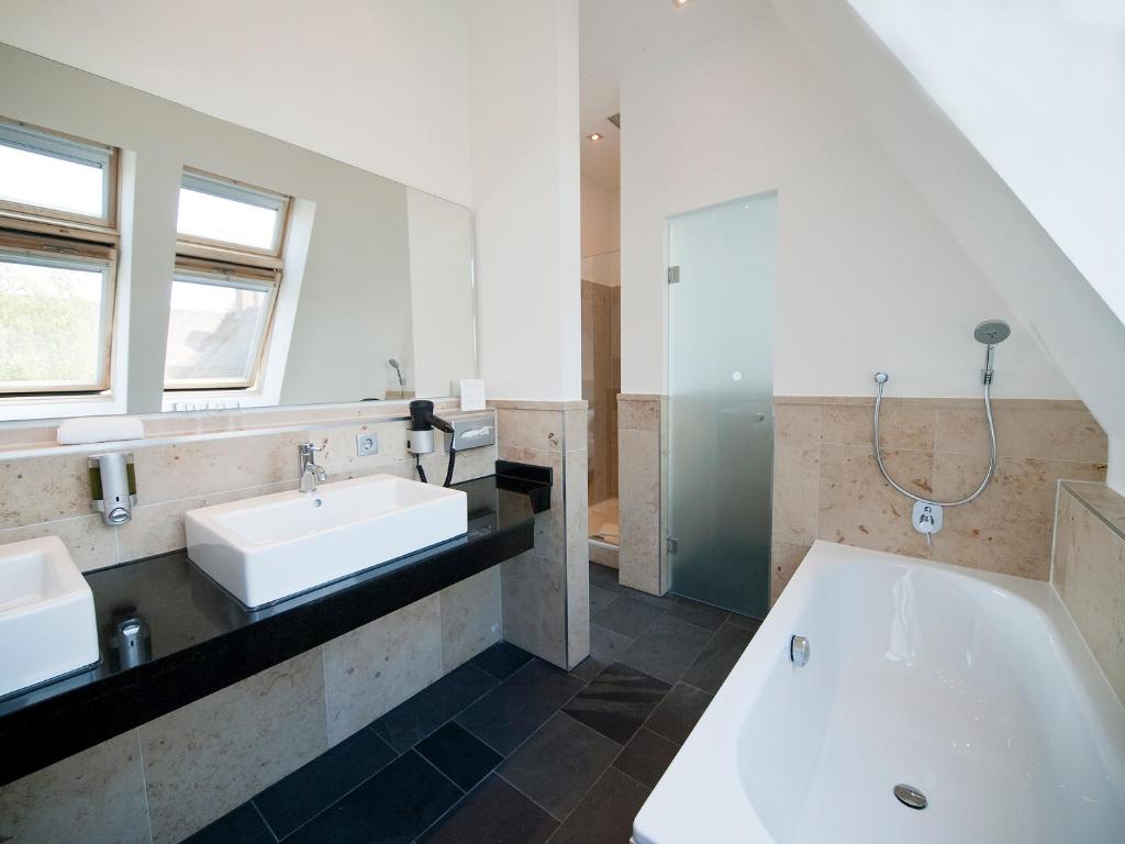 Koupelna v ubytování Qube Hotel Bergheim